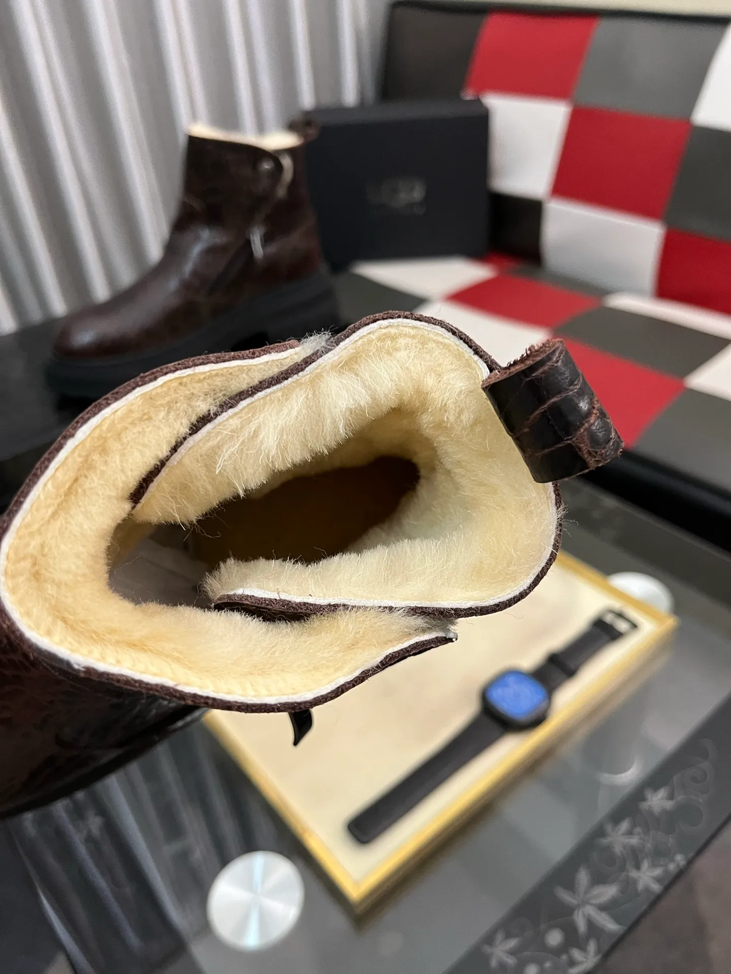 Ex-factory price: 680⌚️⌚️Thick wool imported from Australia Brand: UGG genuine purchasing agent Size: 39-44 (45 customized) Grade: Official website 1:1 Material: First layer of genuine leather waterproof and antifreeze upper Real wool lining Original non-slip and wear-resistant outsole Style category: Men's casual shoes Trendy style Comfortable on the feet Color: Official website color synchronization